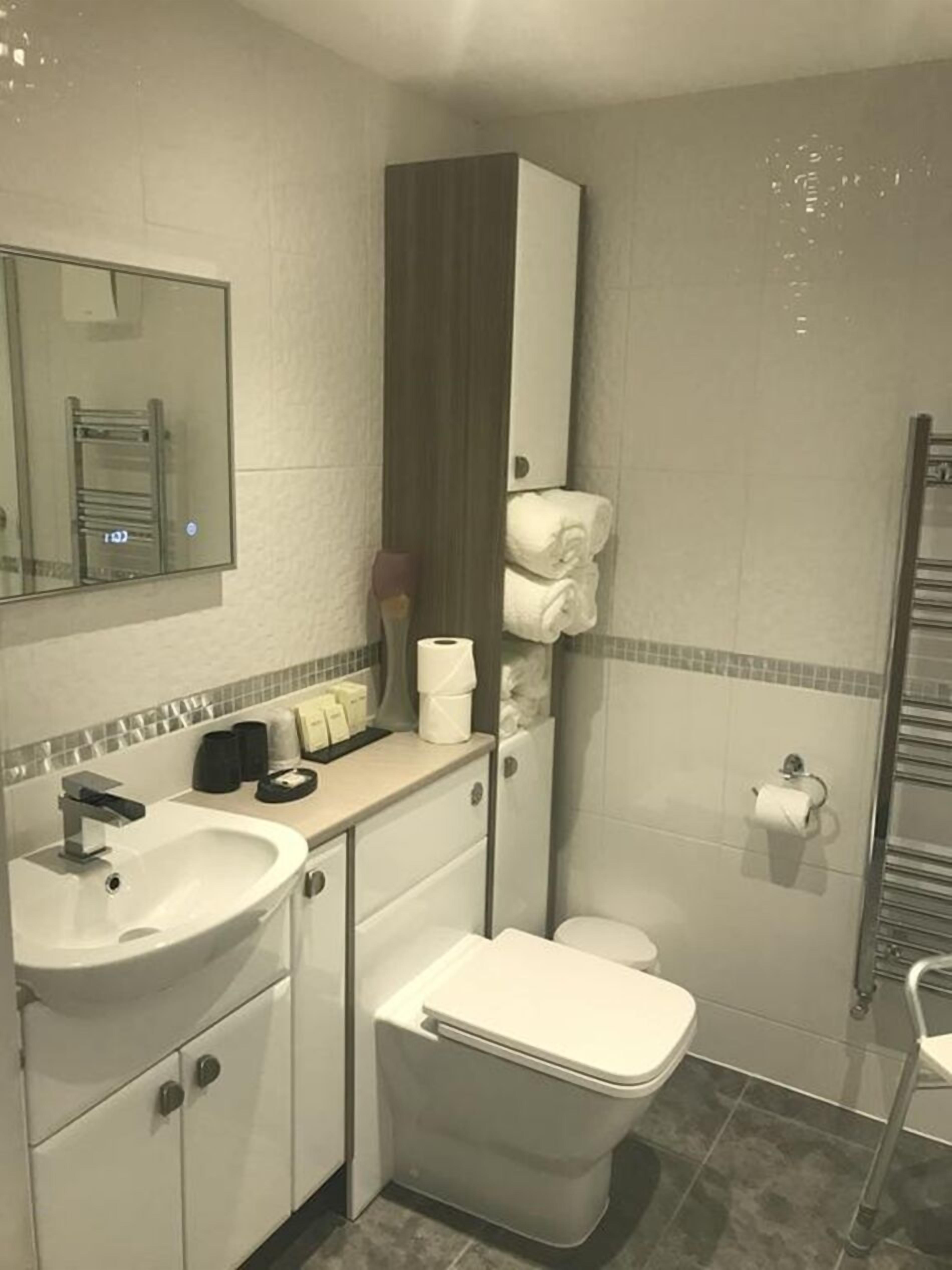 premium suite, ensuite (an adjoning annex suite ) | bathroom