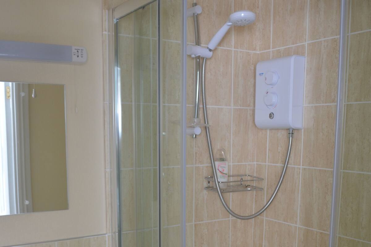 Douche, articles de toilette gratuits, sèche-cheveux