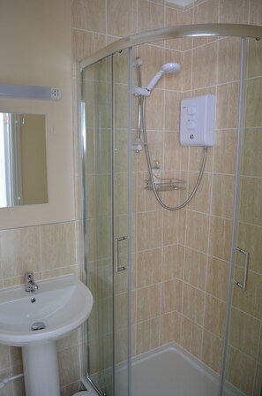 Shower, free toiletries, hair dryer, towels - Claremont Guest House (Shanklin)
