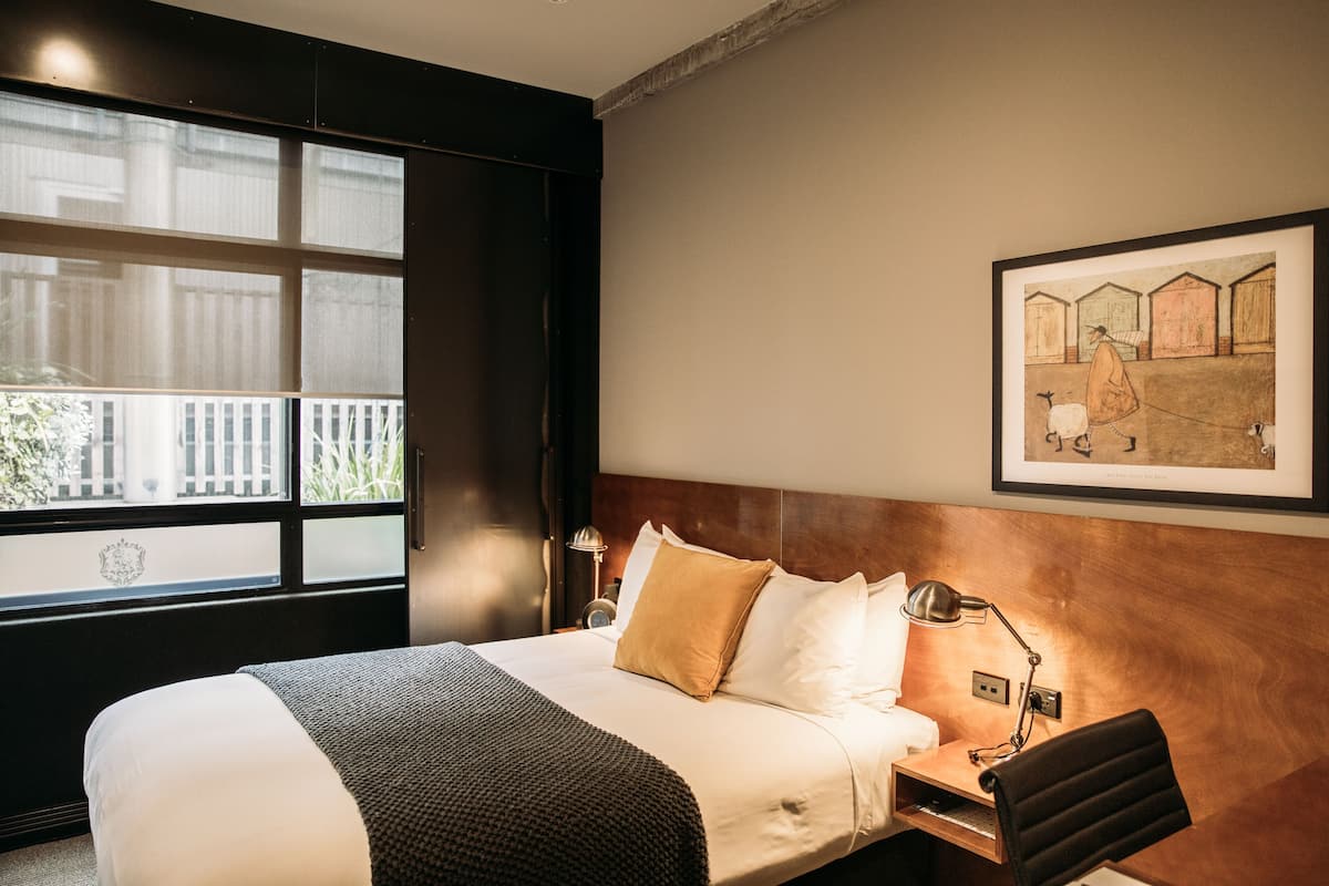 Hochwertige Bettwaren, Minibar, Zimmersafe, individuell dekoriert