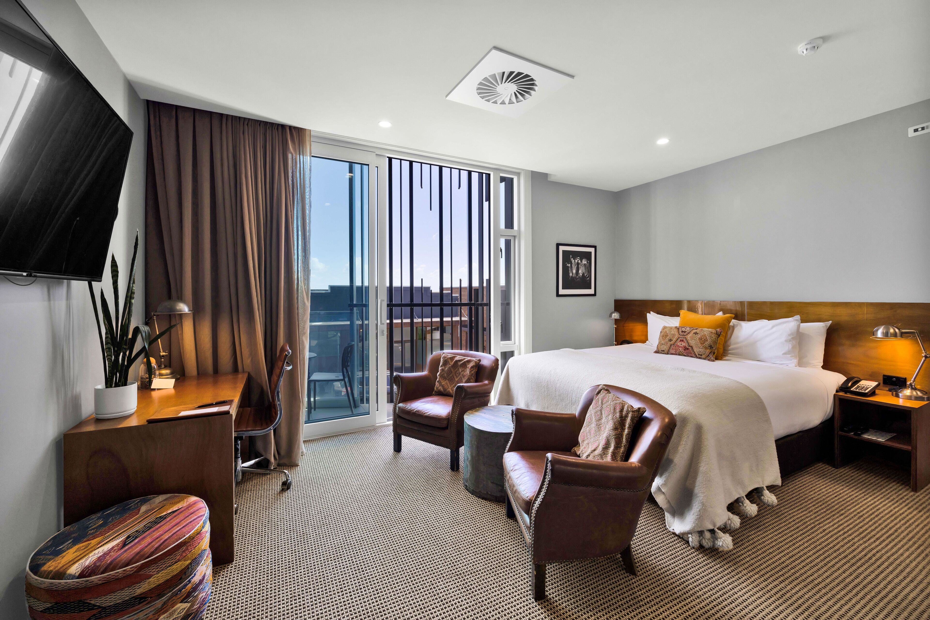 Premium Lux Suite | เครื่องนอนระดับพรีเมียม, มินิบาร์, ตู้นิรภัยในห้องพัก, โต๊ะทำงาน