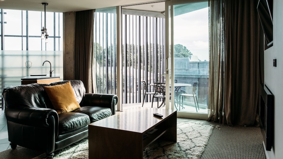 King and Queen Hotel Suites