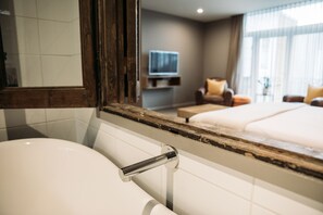 Anniversary Suite | Baño | Amenidades de baño gratuitas, secadora de cabello, toallas, jabón 