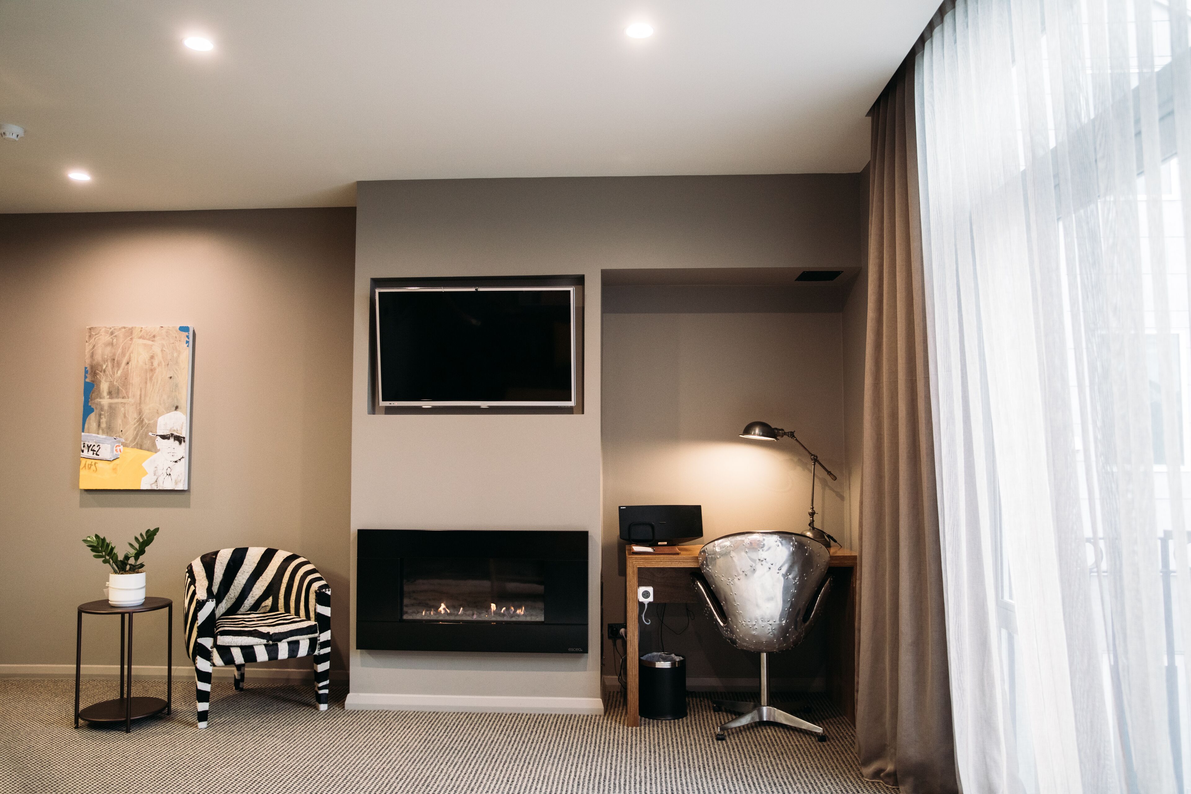 queen victoria suite | living area | 42-inch lcd tv with cable channels, tv, ipod dock