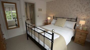 Superior Double Room, Ensuite | Desk, iron/ironing board, free WiFi, bed sheets