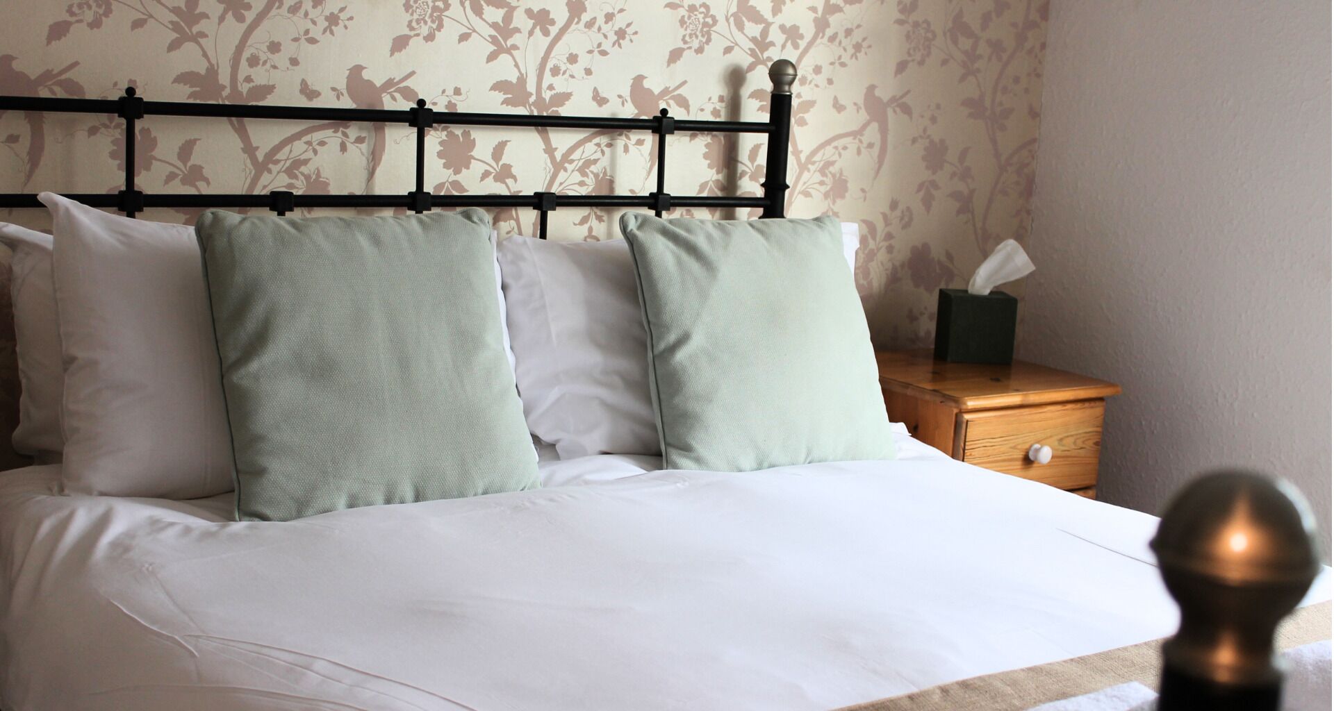 Habitación doble superior | Ropa de cama hipoalergénica y tabla de planchar con plancha 