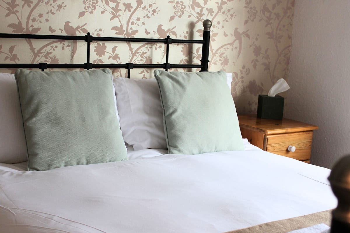 Superior Double Room | Hypo-allergenic bedding available, iron/ironing board (on request)