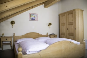 Standard Double Room | Peralatan tempat tidur hipoalergenik, gebar bulu kapas