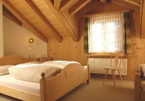 Triple Room | Peralatan tempat tidur hipoalergenik, gebar bulu kapas