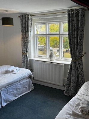 Suite, Ensuite (Large Sleeps 4 -Room Only)