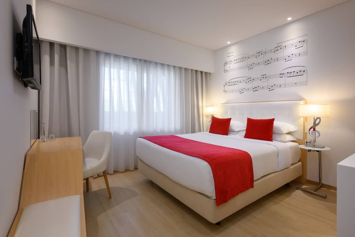 Habitación doble estándar | Minibar, caja de seguridad en la habitación y escritorio