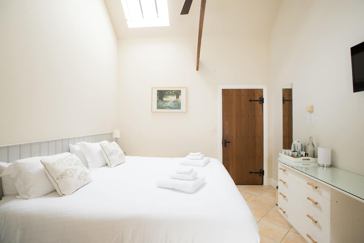 2 bedrooms, hypo-allergenic bedding, desk, laptop workspace