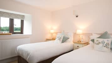 Phòng Suite dành cho gia đình (2 Adults + 3 Children) | 2 phòng ngủ, bộ đồ giường kháng dị ứng, bàn