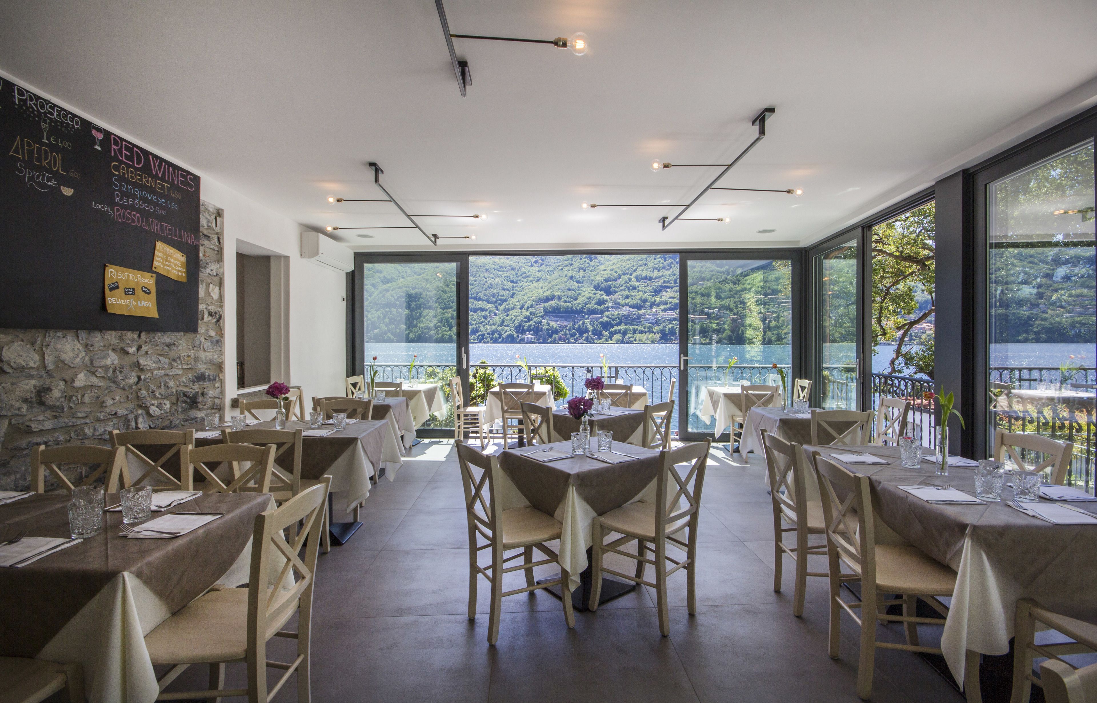 Petit déjeuner complet (16 EUR par personne)