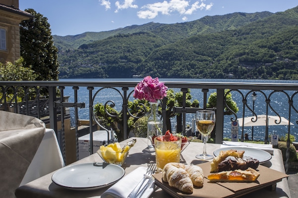 Dagelijks uitgebreid ontbijt (EUR 18 per persoon)