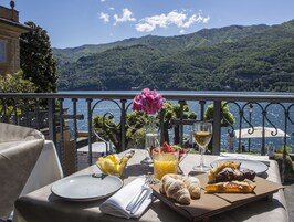 Desayuno completo diario (EUR 18 por persona)