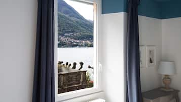Familienzimmer, Balkon, Seeblick | Daunenbettdecken, Minibar, Zimmersafe, individuell dekoriert