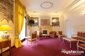 Lobby sitting area - Hotel Orso Bruno (Carate Urio)