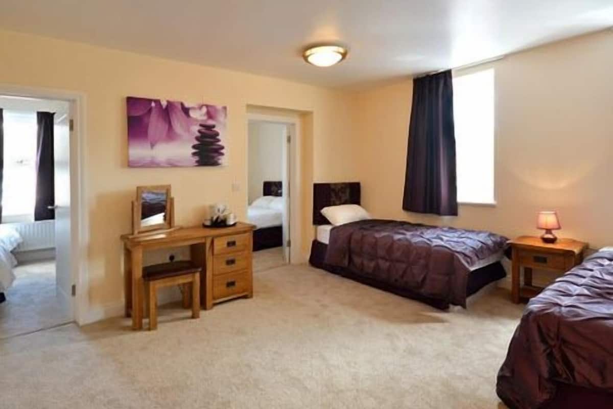 Family Room, Multiple Beds, Non Smoking | Soundproofing, iron/ironing board, free WiFi, bed sheets