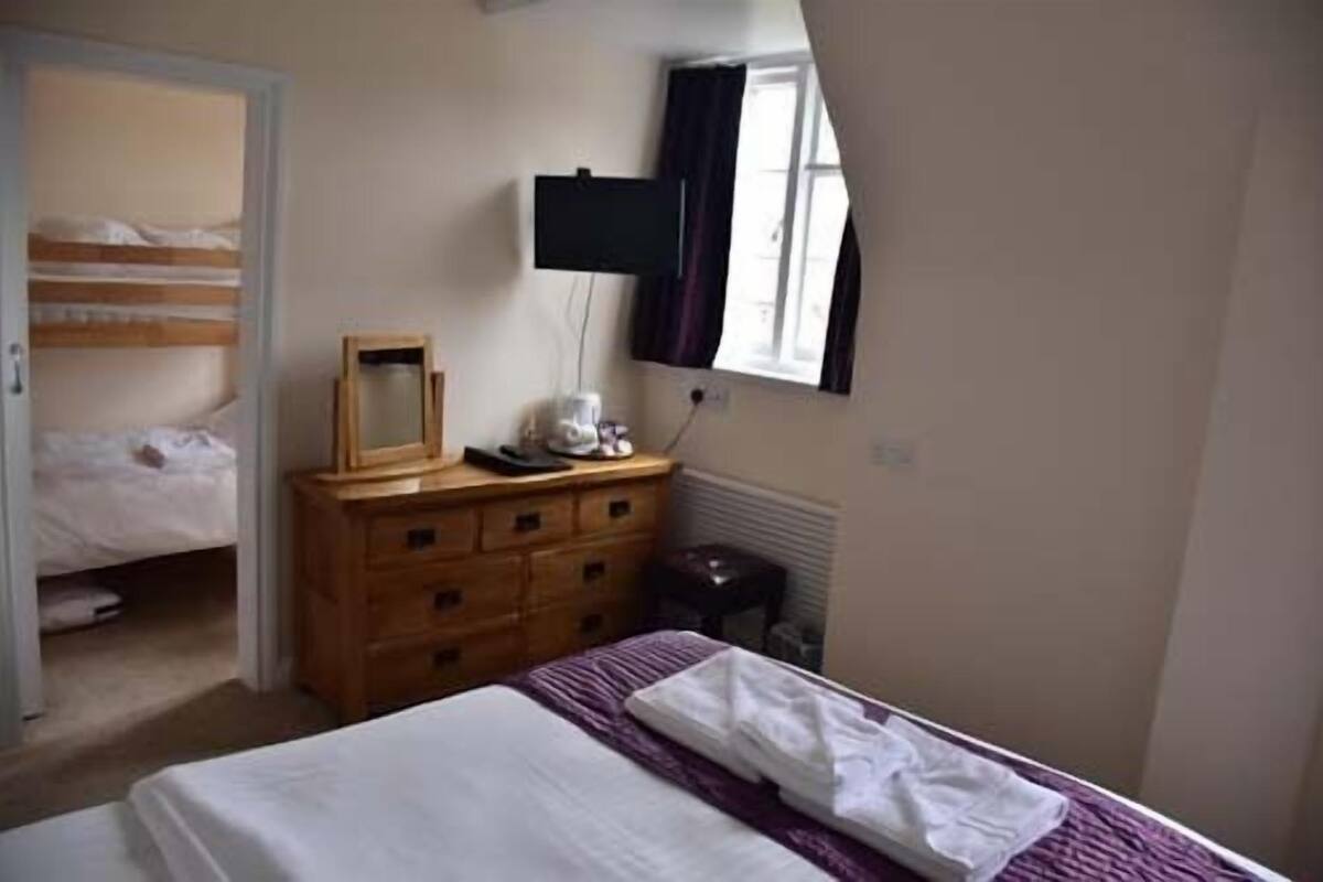 Double Room, 1 Double Bed, Non Smoking | Soundproofing, iron/ironing board (on request), WiFi (free), bed sheets