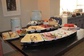 Frokostbuffé hver dag (mot et tillegg)