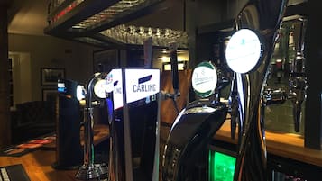 Een bar met verschillende biertaps, gelabeld 'CARLING' en 'S Carling'.