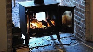 A fireplace with a framed picture above it. - Sturdy's Castle Country Inn (Kidlington)