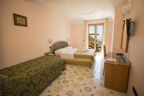 Minibar, safe på rommet, skrivebord og blendingsgardiner