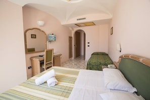 Minibar, in-room safe, desk, blackout drapes - Hotel Saint Raphael (Barano d'Ischia)
