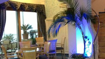 Frühstück, Mittagessen, Abendessen, regionale Küche