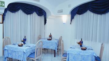 Se sirven desayunos, comidas, cenas y cocina regional