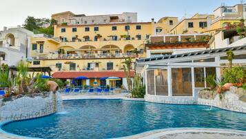 2 albercas techadas, alberca al aire libre y sombrillas en la alberca