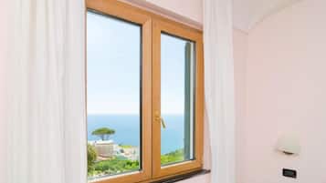 Standard Double Room, Sea View | Bar mini, peti besi dalam bilik, meja, langsir/tirai gelap terus