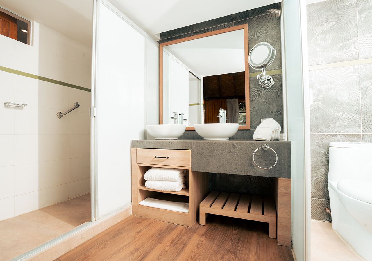 Bungalow familiar, varias camas, vistas al jardín | Baño | Ducha y toallas