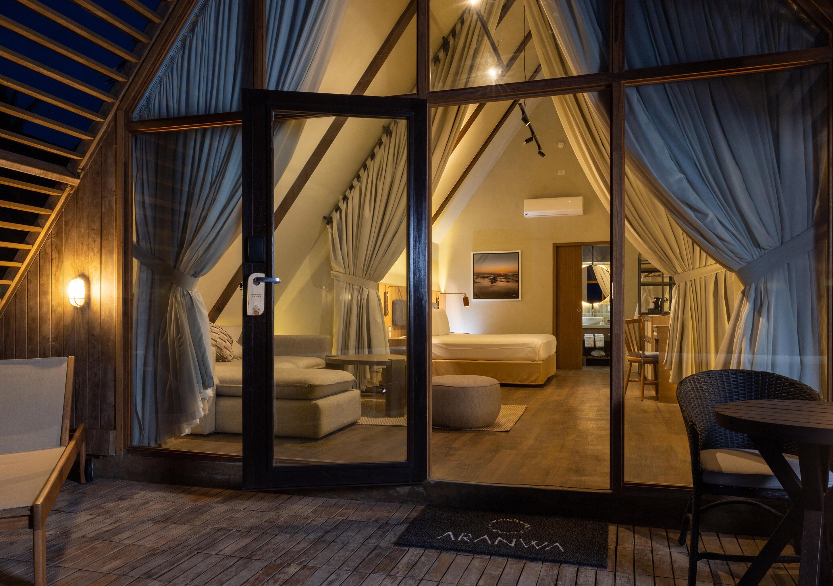 Una habitación acogedora con una cama, un sofá y una mesa de comedor.