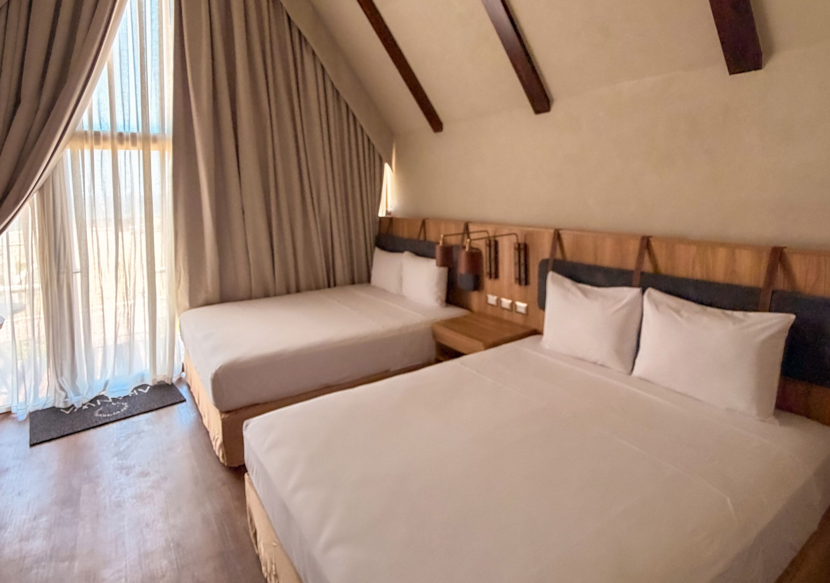 Deluxe chalet, 2 queensize bedden, gedeeltelijk uitzicht op oceaan (Junior Tent) | Een minibar, een kluis op de kamer, gratis wifi, beddengoed