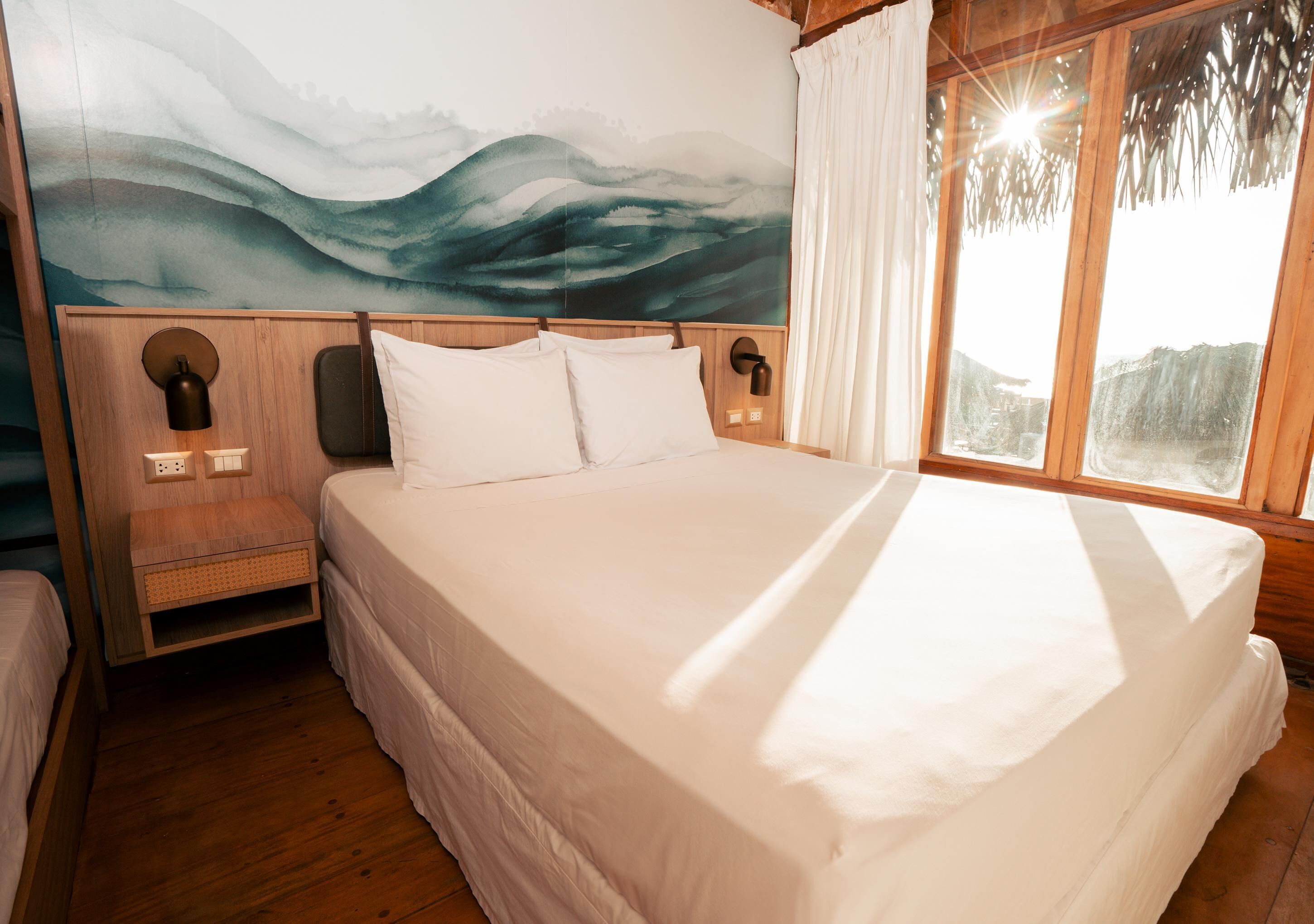 Minibar, safe på rommet, wi-fi (inkludert) og sengetøy