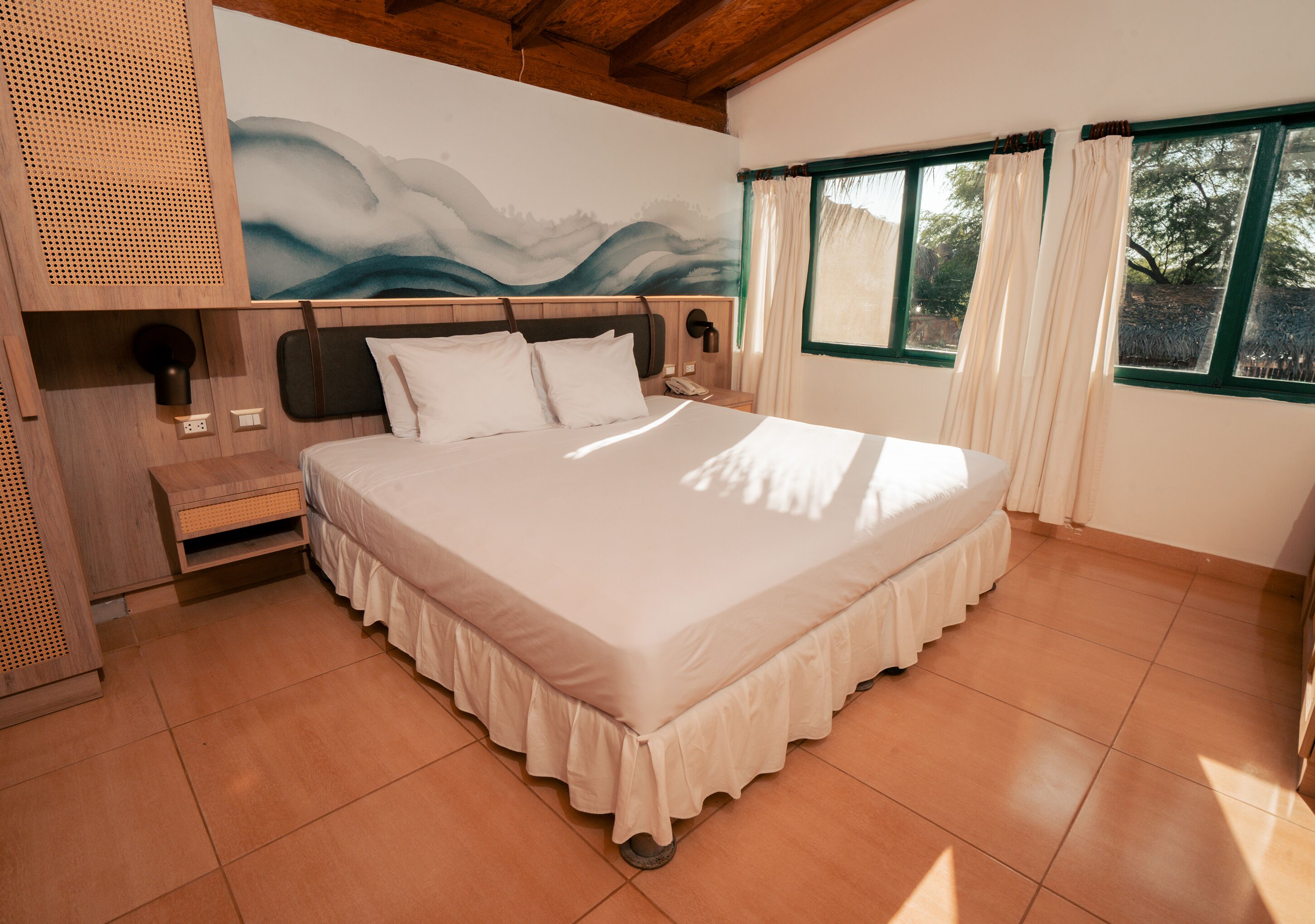 Familie bungalow, uitzicht op resort | Een minibar, een kluis op de kamer, gratis wifi, beddengoed