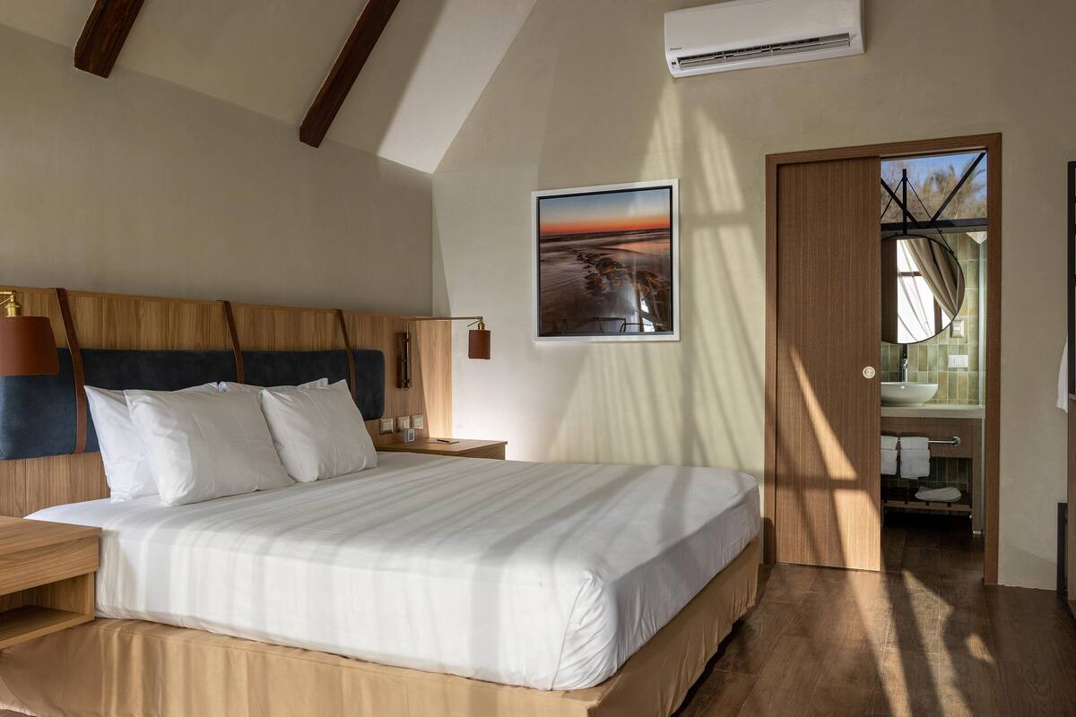 Minibar, caja de seguridad en la habitación, wifi gratis y ropa de cama 