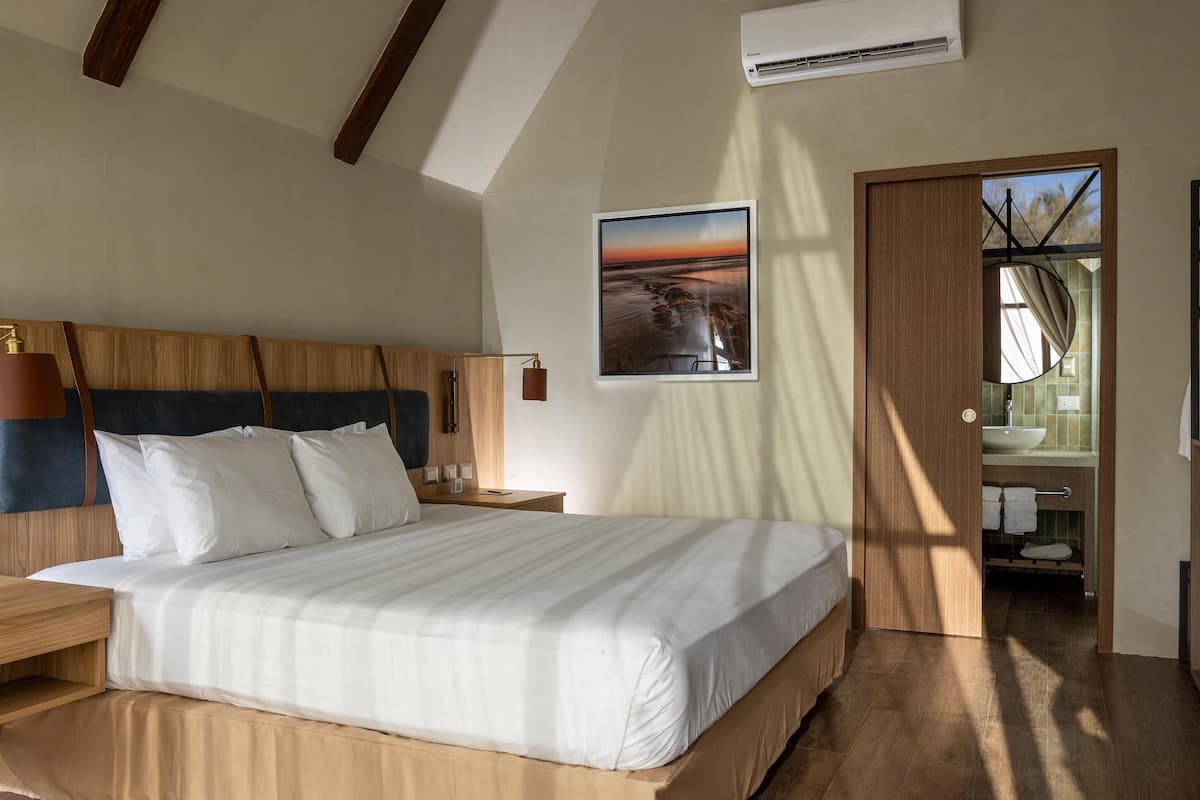 Chalet Junior Doble | Minibar, caja de seguridad en la habitación, wifi gratis y ropa de cama