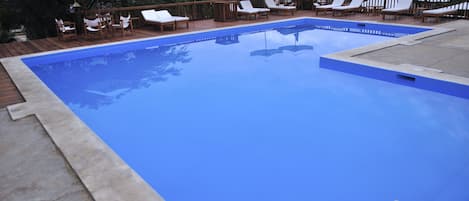 Piscine extérieure, parasols de plage, chaises longues