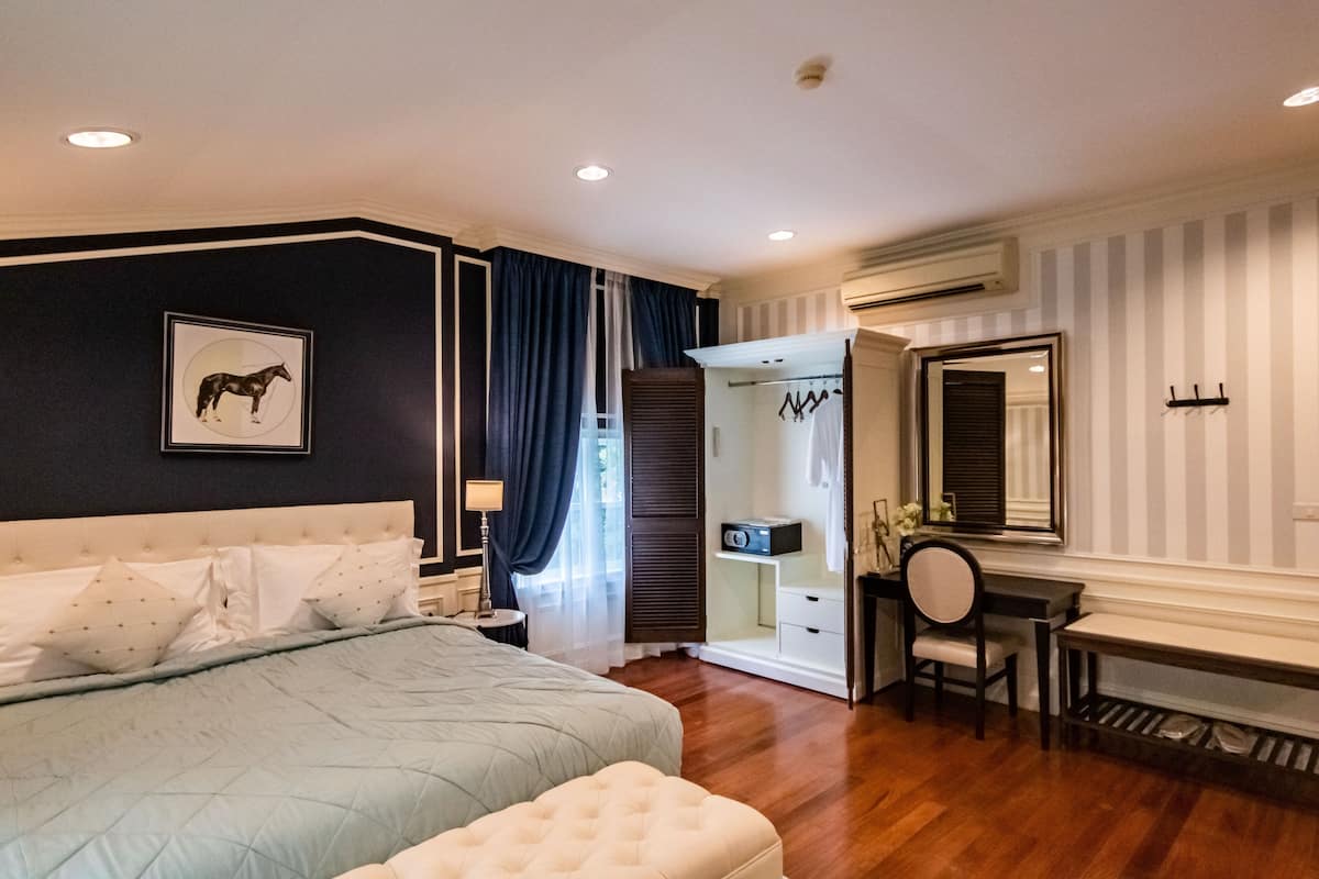 signature two bedrooms | 1 bedroom, minibar, in-room safe, desk