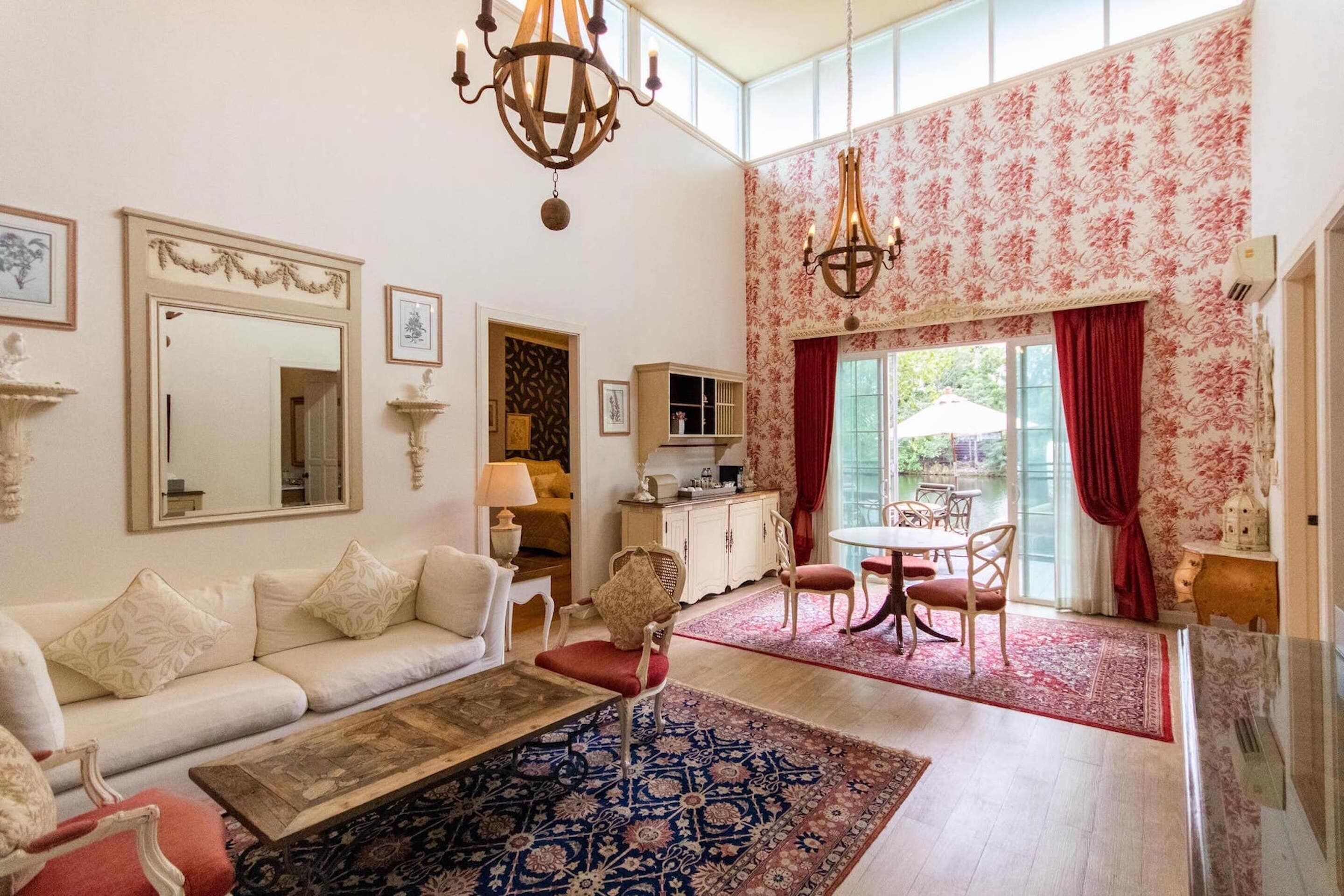 Un salon spacieux comprenant un canapé, une table basse et un coin repas avec des chaises et une table.