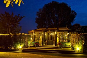 Boendets fasad - kväll/natt