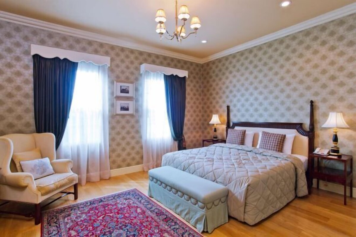 Minibar, in-room safe, desk, blackout curtains