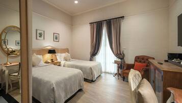 1 室のベッドルーム、ミニバー、セーフティボックス (室内)、デスク