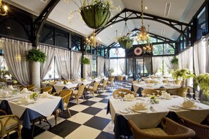 2 restaurants, breakfast, dinner served; French cuisine - Rancho Charnvee Khaoyai (Pak Chong)