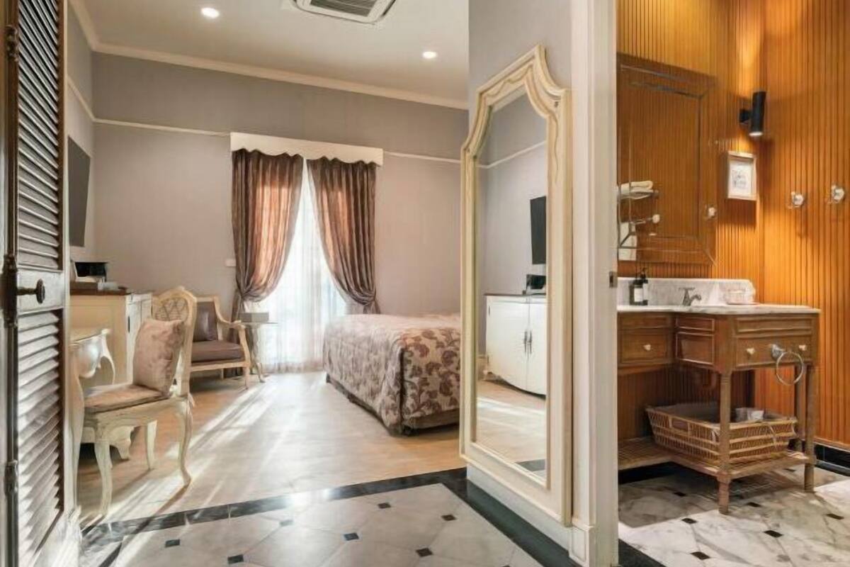 Minibar, caja de seguridad en la habitación y escritorio 