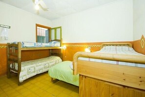 Dortoir partagé, femmes uniquement, salle de bains commune (6 people) | Coffre-fort, décor unique, ameublement unique, bureau