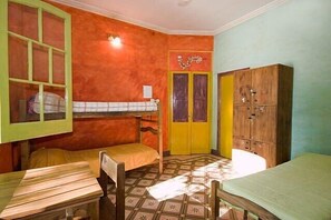 خزنة داخل الغرفة وبديكورات فريدة لكل غرفة وطراز فريد لكل وحدة ومكتب